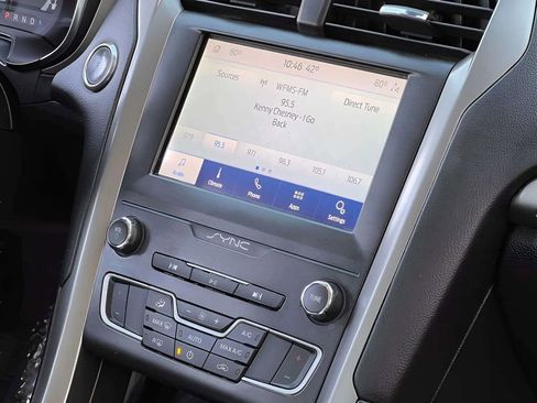 Used 2020 Ford Fusion SE image 31