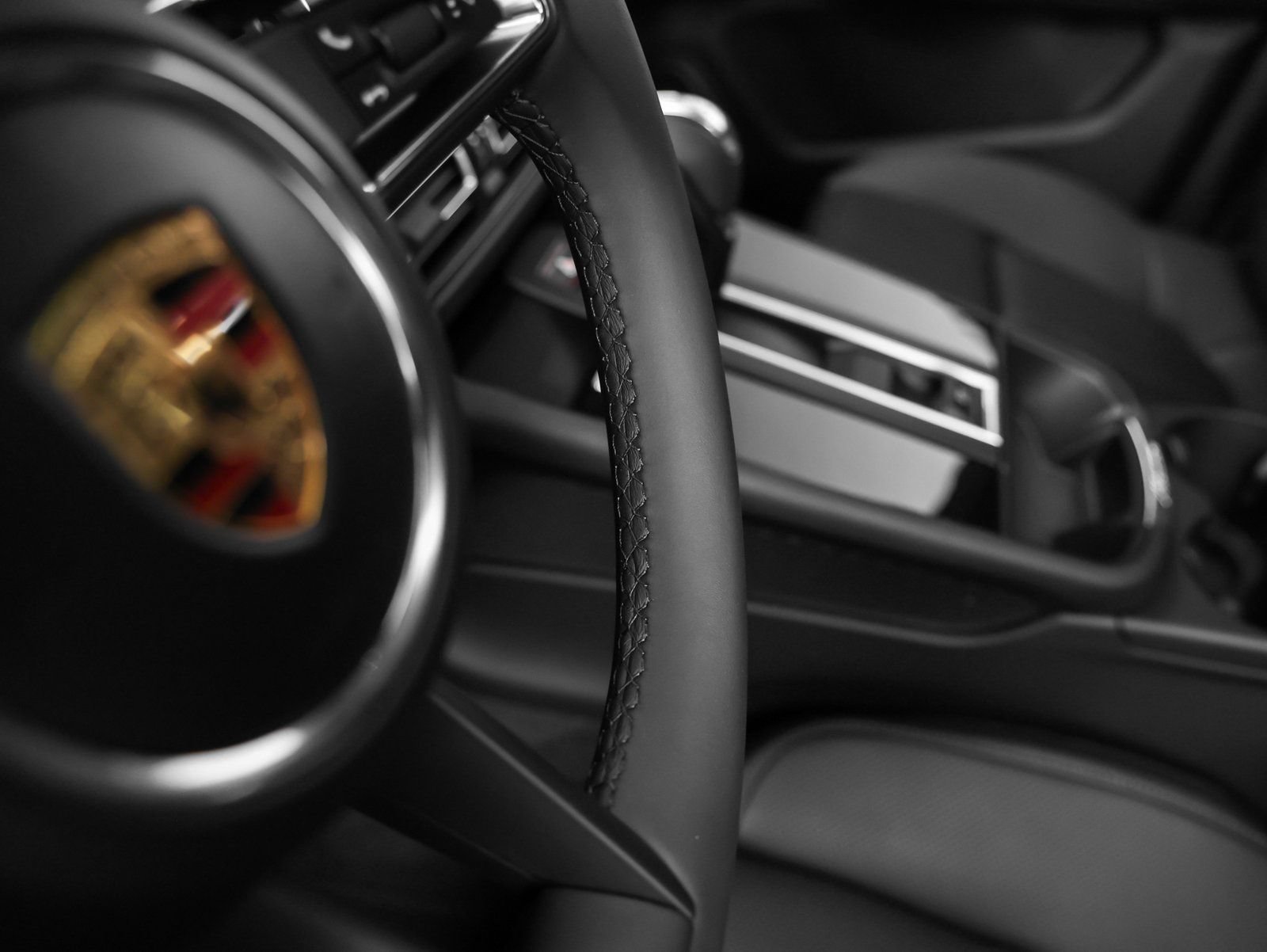 Certified 2025 Porsche Macan AWD/4WD image 30