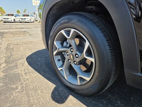 Used 2025 Chevrolet Trax LT FWD image 11