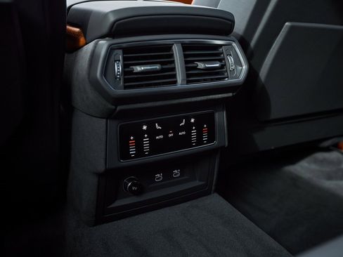 Used 2025 Lamborghini Urus SE image 48