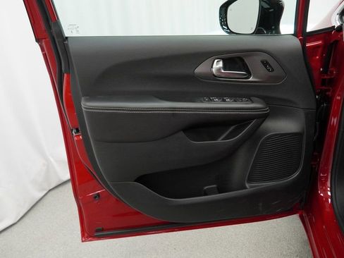 New 2026 Chrysler Pacifica Select image 27