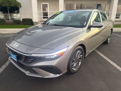 Used 2024 Hyundai Elantra SEL image 1