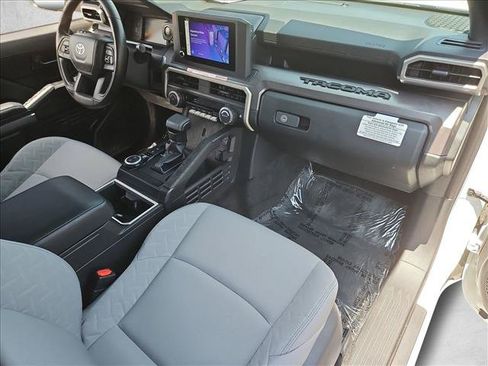 Certified 2025 Toyota Tacoma SR5 AWD/4WD image 27
