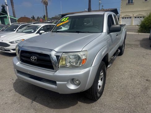 Used 2005 Toyota Tacoma PreRunner image 2