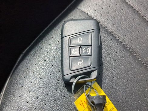 Used 2024 Volkswagen Tiguan SE image 35