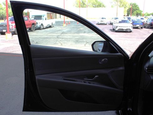 Used 2025 Hyundai Elantra SEL FWD image 17