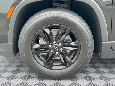 Used 2023 Chevrolet Traverse LT FWD image 13