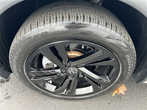 Used 2023 Volkswagen Tiguan SE R-Line image 18