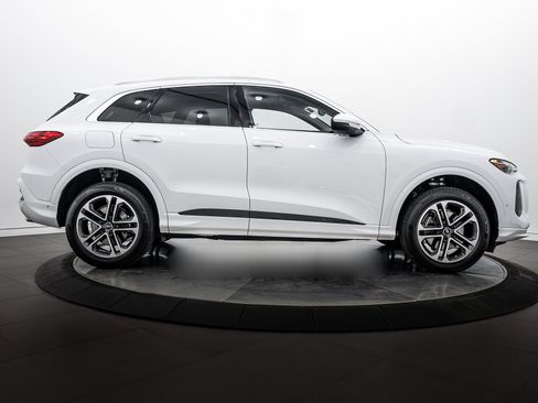 Used 2025 Audi Q5 Premium w/ Convenience Package AWD/4WD image 3