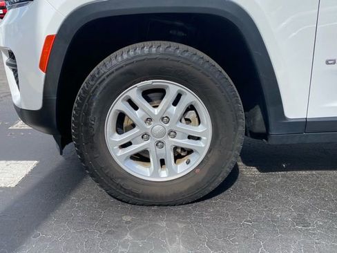 Used 2023 Jeep Grand Cherokee Laredo w/ Luxury Tech Group I image 12