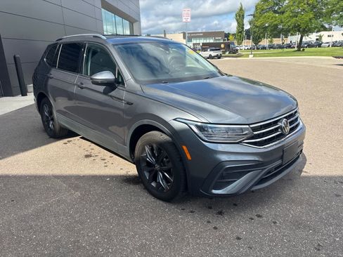 Used 2023 Volkswagen Tiguan SE w/ Panoramic Sunroof Package FWD image 7