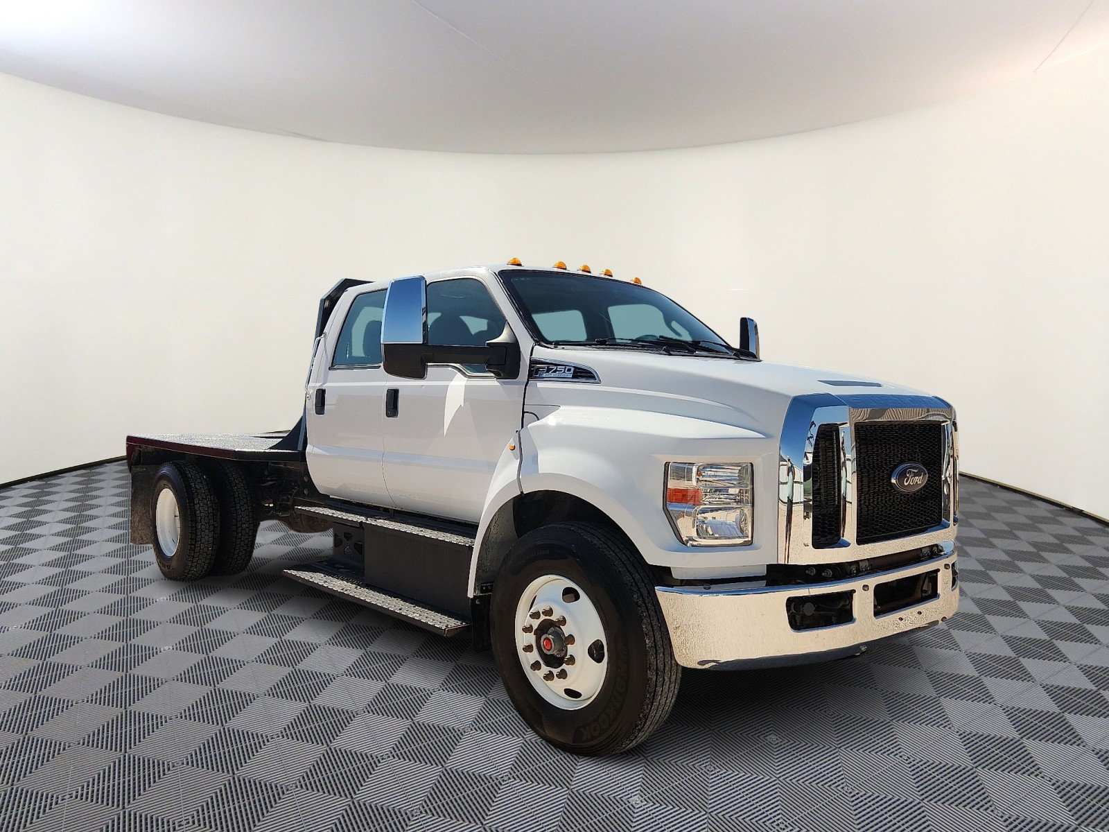 Used 2022 Ford F750 2WD Crew Cab Super Duty image 6