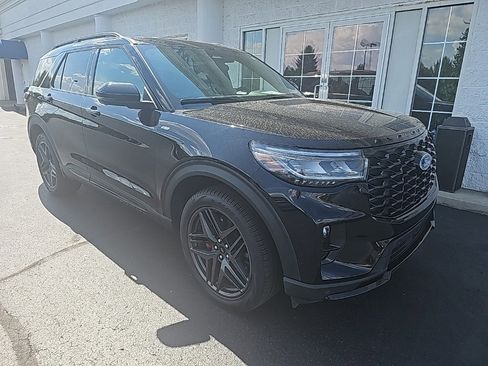 Used 2025 Ford Explorer ST-Line w/ ST-Line Street Pack image 2