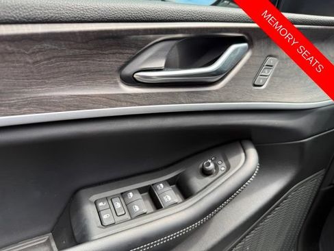 Used 2025 Jeep Grand Cherokee L Limited AWD/4WD image 32