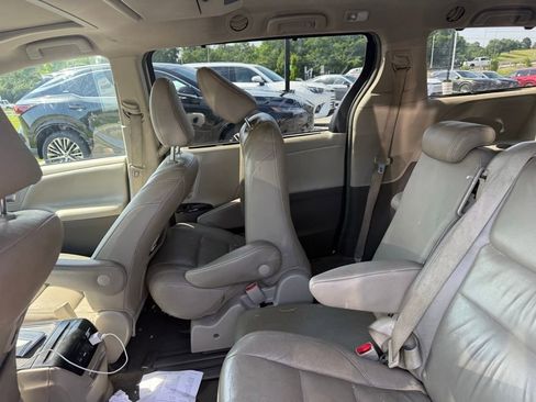 Used 2019 Toyota Sienna XLE Premium FWD image 12