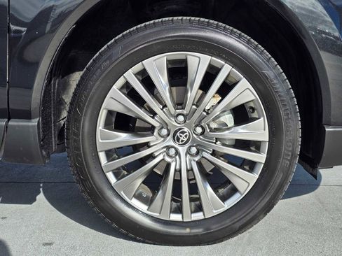 Used 2024 Toyota Venza Limited image 9