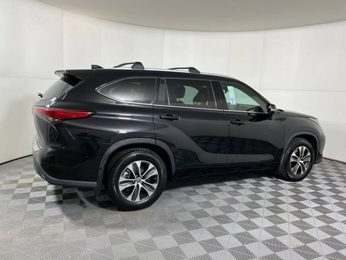 Used 2022 Toyota Highlander XLE image 19