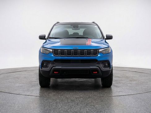 Used 2025 Jeep Compass Trailhawk AWD/4WD image 2