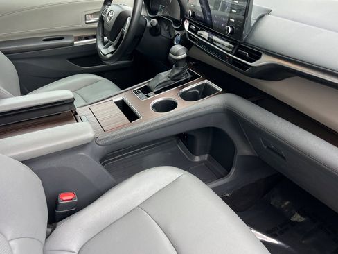 Used 2024 Toyota Sienna XLE image 17