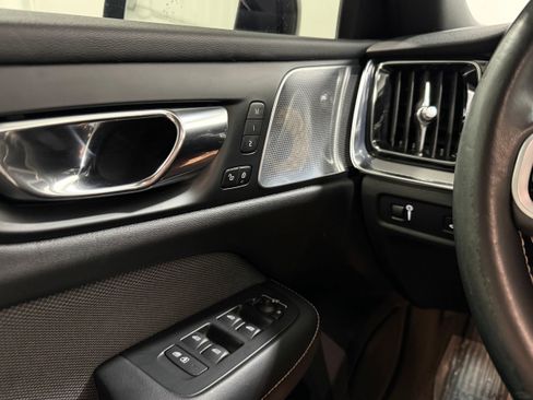Used 2019 Volvo S60 T6 R-Design image 6