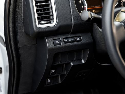 Used 2022 Nissan Frontier SV image 24