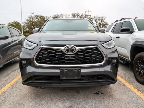 Used 2021 Toyota Highlander Limited image 4