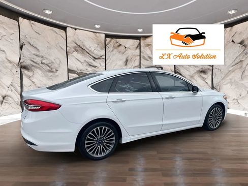 Used 2017 Ford Fusion SE w/ Fusion SE Technology Package FWD image 2