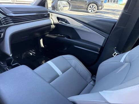 Used 2025 Toyota Camry SE w/ Convenience Package image 22