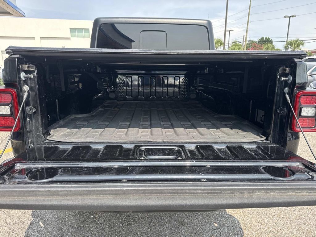 Used 2023 Jeep Gladiator Sport AWD/4WD image 9