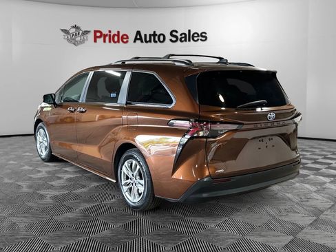 Used 2024 Toyota Sienna XLE w/ XLE Plus Package AWD/4WD image 5
