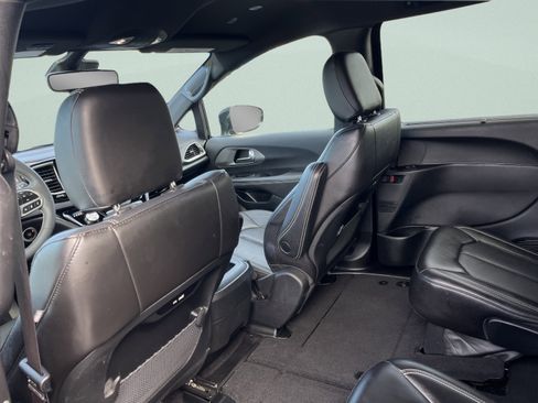 Used 2025 Chrysler Pacifica Select FWD image 23