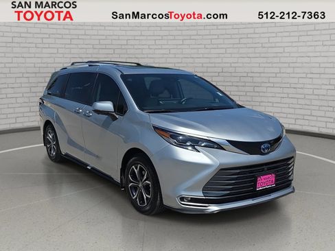 Used 2025 Toyota Sienna Platinum AWD/4WD image 3