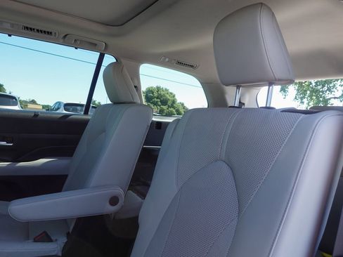 Used 2024 Toyota Grand Highlander AWD image 23