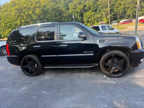 Used 2011 Cadillac Escalade AWD image 32