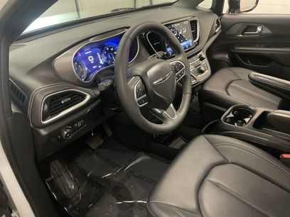 Used 2025 Chrysler Pacifica Select