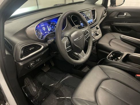 Used 2025 Chrysler Pacifica Select FWD image 4