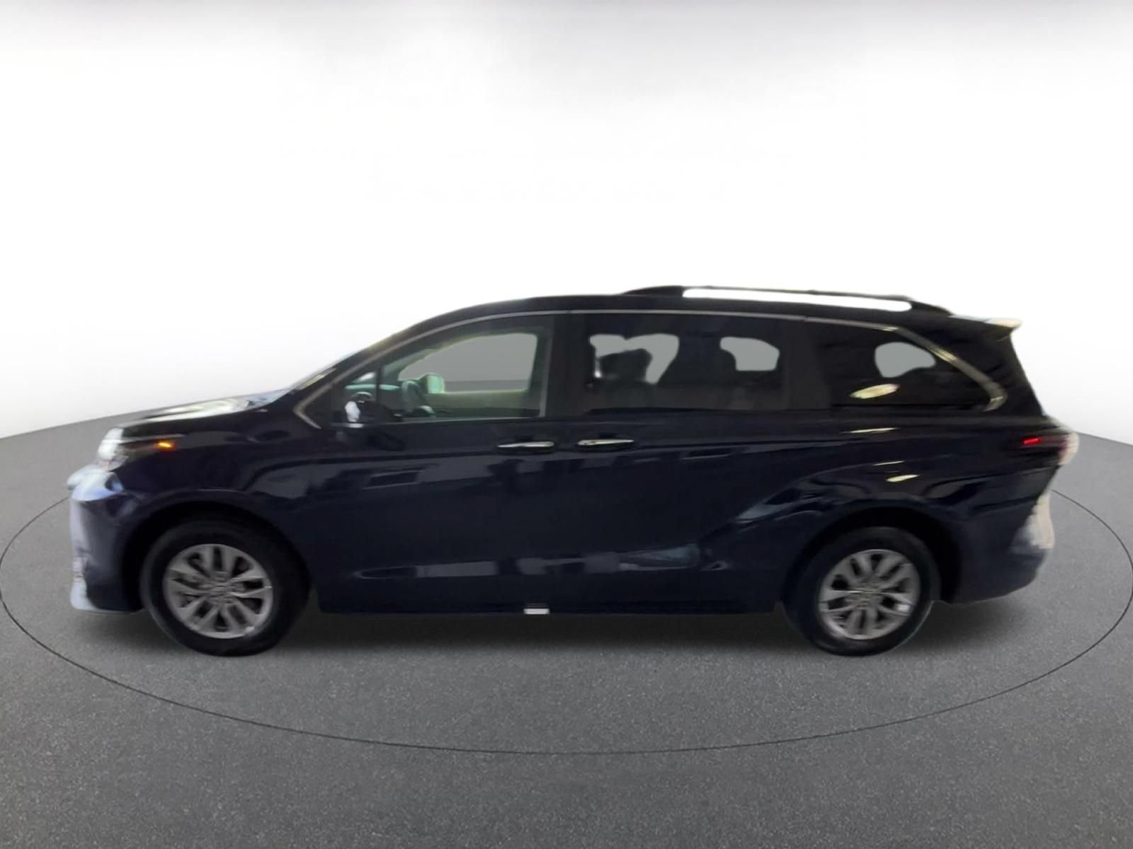 Used 2025 Toyota Sienna XLE FWD image 8