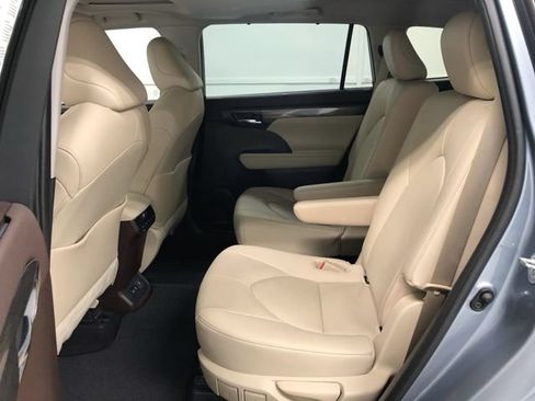 Used 2021 Toyota Highlander Limited FWD image 27