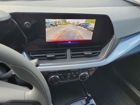 Used 2025 Chevrolet Trax LT FWD image 26