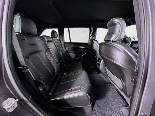 Used 2025 Jeep Grand Cherokee Summit w/ Obsidian Package AWD/4WD image 32