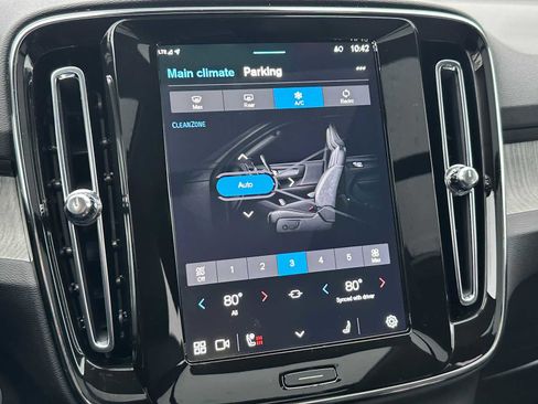 Used 2025 Volvo XC40 B5 Ultra w/ Climate Package image 28