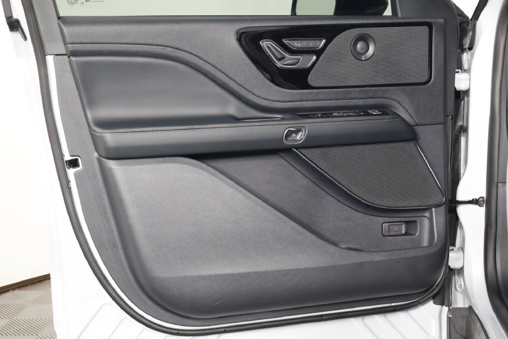 Used 2025 Lincoln Aviator Reserve AWD/4WD image 13