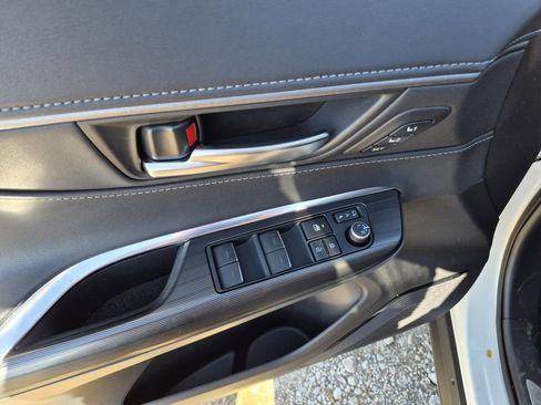 Used 2021 Toyota Venza Limited image 14