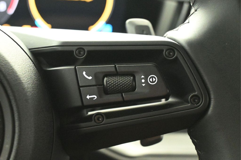 Certified 2025 Porsche Cayenne AWD/4WD image 19