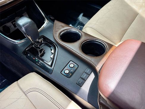 Used 2014 Toyota Avalon Limited FWD image 16