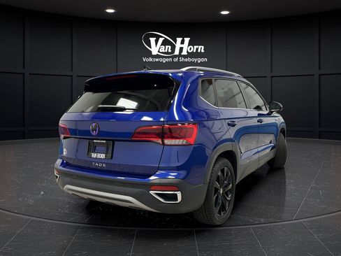 Used 2022 Volkswagen Taos SE w/ Panoramic Sunroof Package FWD image 7