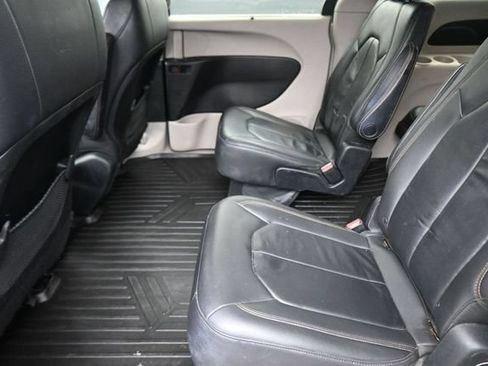 Used 2017 Chrysler Pacifica Touring-L FWD image 26
