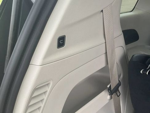 Used 2024 Chrysler Pacifica Touring-L FWD image 42