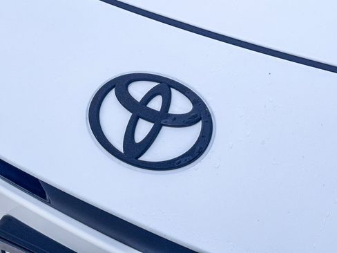 New 2026 Toyota Camry Hybrid FWD image 10