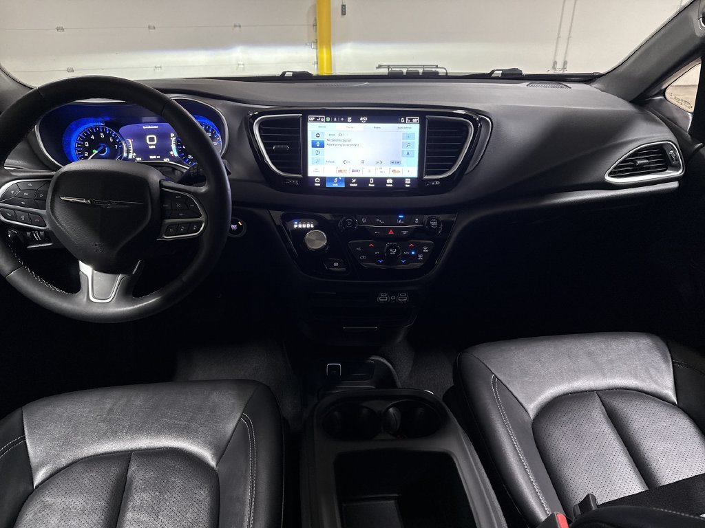 Used 2025 Chrysler Pacifica Select FWD image 10